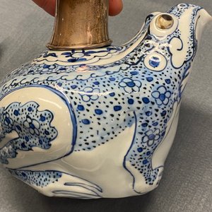Un kendi en forme de grenouille en porcelaine de Chine en bleu et blanc à monture en argent, Wanli — photo 16
