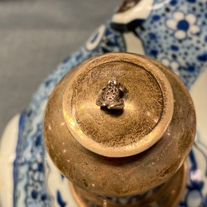 Un kendi en forme de grenouille en porcelaine de Chine en bleu et blanc à monture en argent, Wanli — photo 17