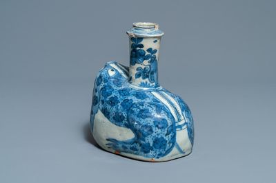 Un kendi en forme de grenouille en porcelaine de Chine en bleu et blanc de type kraak, Wanli