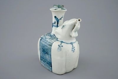Un kendi en forme d'éléphant en porcelaine de Chine bleu et blanc, Dynastie Ming, Wanli, 1573-1619