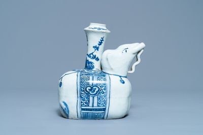 Un kendi en forme d'éléphant en porcelaine de Chine en bleu et blanc, Wanli
