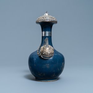 Un kendi en porcelaine de Chine à décor doré sur fond bleu monochrome à monture en argent doré, Kangxi — photo 3