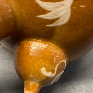 Un kendi en porcelaine de Chine à décor floral sur fond brun, fours de Swatow, Ming — photo 11