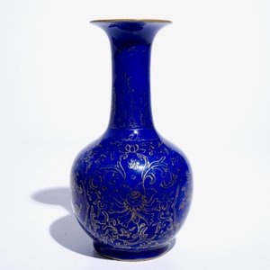 Un kendi en porcelaine de Chine à fond bleu poudré, Kangxi — photo 3