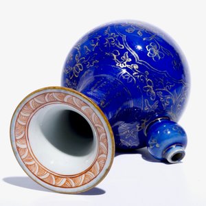 Un kendi en porcelaine de Chine à fond bleu poudré, Kangxi — photo 6