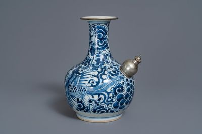 Un kendi en porcelaine de Chine 'Bleu de Hue' pour le Vietnam à décor de phénix, 19ème