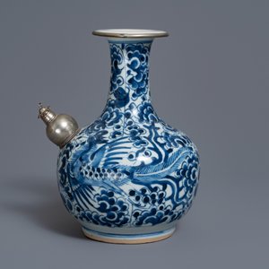 Un kendi en porcelaine de Chine 'Bleu de Hue' pour le Vietnam à décor de phénix, 19ème — photo 4