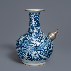 Un kendi en porcelaine de Chine 'Bleu de Hue' pour le Vietnam à décor de phénix, 19ème — photo 1