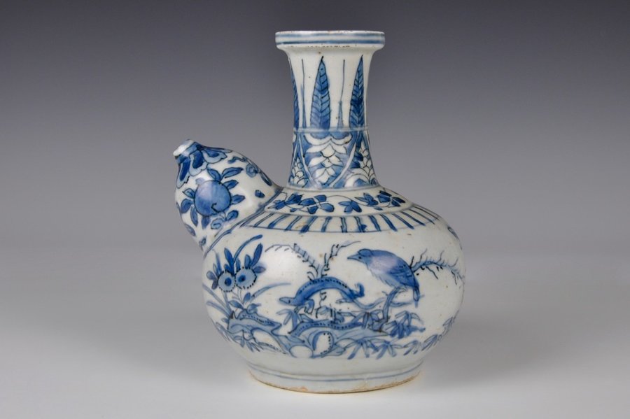 Un kendi en porcelaine de Chine bleu et blanc de type Kraak à décor d'une salamandre, Ming, Wanli — photo 1