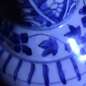Un kendi en porcelaine de Chine bleu et blanc de type Kraak à décor d'une salamandre, Ming, Wanli — photo 8