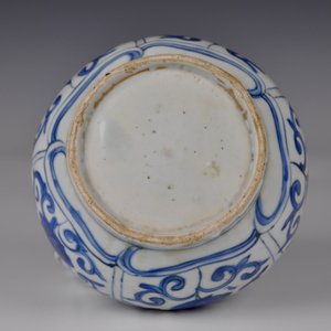 Un kendi en porcelaine de Chine bleu et blanc de type Kraak, Ming, Wanli — photo 4
