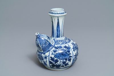 Un kendi en porcelaine de Chine bleu et blanc, Wanli