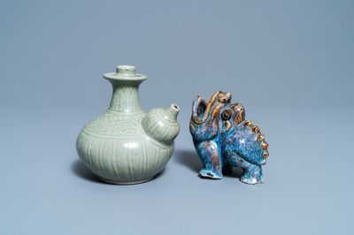 Un kendi en porcelaine de Chine céladon monochrome et un brûle-parfum à émail flambé de Shiwan, 18/19ème