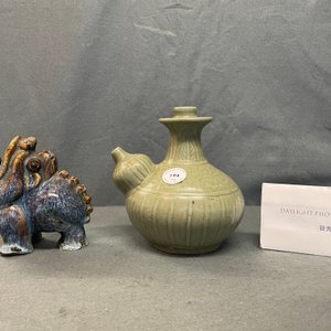 Un kendi en porcelaine de Chine céladon monochrome et un brûle-parfum à émail flambé de Shiwan, 18/19ème — photo 14