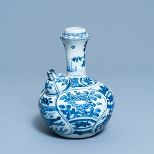 Un kendi en porcelaine de Chine en bleu et blanc à décor de chevaux volants, Kangxi — photo 1