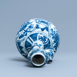 Un kendi en porcelaine de Chine en bleu et blanc à décor de chevaux volants, Kangxi — photo 5