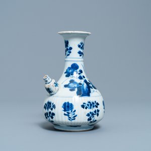 Un kendi en porcelaine de Chine en bleu et blanc à décor de grues, Kangxi — photo 1