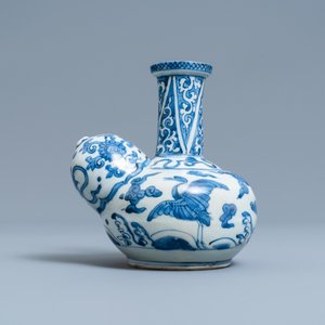 Un kendi en porcelaine de Chine en bleu et blanc à décor de grues, Wanli — photo 2