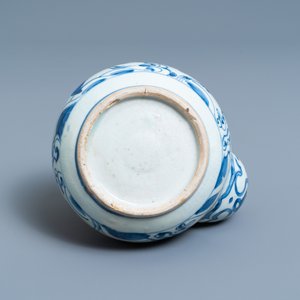 Un kendi en porcelaine de Chine en bleu et blanc à décor de grues, Wanli — photo 7