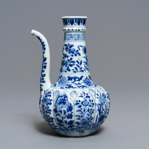 Un kendi en porcelaine de Chine en bleu et blanc à décor floral, Kangxi — photo 2