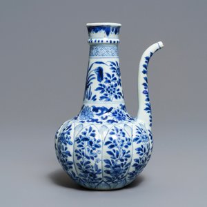Un kendi en porcelaine de Chine en bleu et blanc à décor floral, Kangxi — photo 4