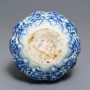 Un kendi en porcelaine de Chine en bleu et blanc à décor floral, Kangxi — photo 6