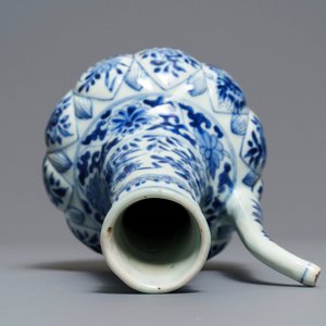 Un kendi en porcelaine de Chine en bleu et blanc à décor floral, Kangxi — photo 7