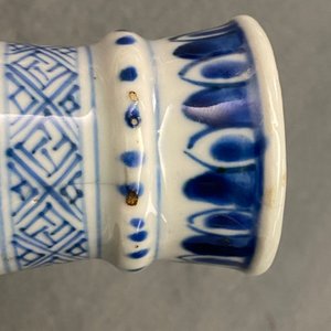 Un kendi en porcelaine de Chine en bleu et blanc à décor floral, Kangxi — photo 10