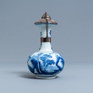 Un kendi en porcelaine de Chine en bleu et blanc à monture en argent, Kangxi — photo 4
