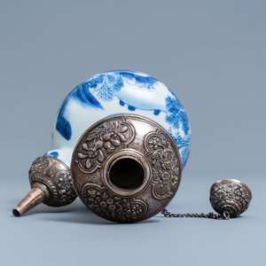 Un kendi en porcelaine de Chine en bleu et blanc à monture en argent, Kangxi — photo 5