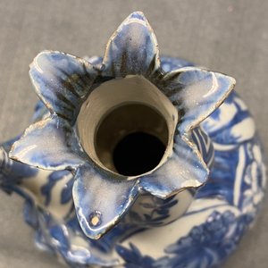 Un kendi en porcelaine de Chine en bleu et blanc en forme de grenade, Wanli — photo 12