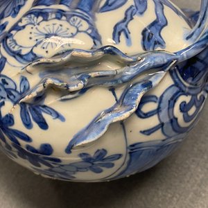 Un kendi en porcelaine de Chine en bleu et blanc en forme de grenade, Wanli — photo 16