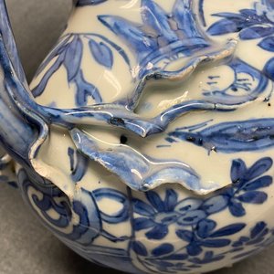 Un kendi en porcelaine de Chine en bleu et blanc en forme de grenade, Wanli — photo 17