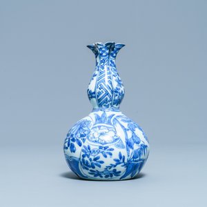 Un kendi en porcelaine de Chine en bleu et blanc en forme de grenade, Wanli — photo 3