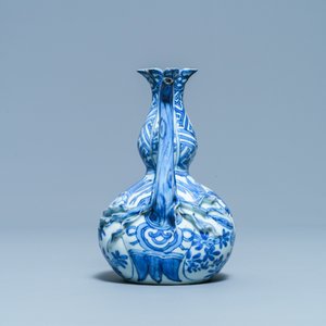 Un kendi en porcelaine de Chine en bleu et blanc en forme de grenade, Wanli — photo 5