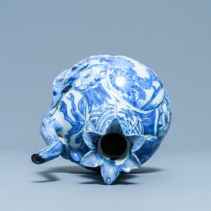 Un kendi en porcelaine de Chine en bleu et blanc en forme de grenade, Wanli — photo 6
