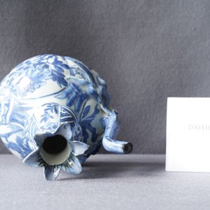 Un kendi en porcelaine de Chine en bleu et blanc en forme de grenade, Wanli — photo 10