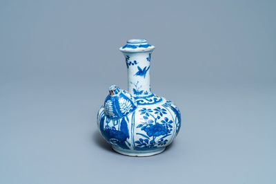 Un kendi en porcelaine de Chine en bleu et blanc, Wanli