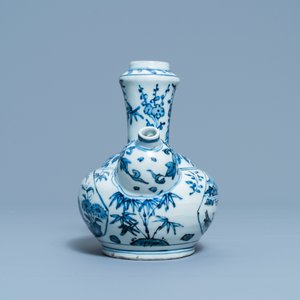 Un kendi en porcelaine de Chine en bleu et blanc, Wanli — photo 3