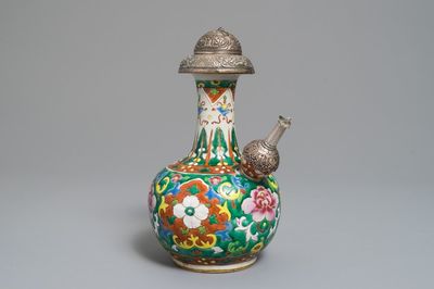 Un kendi en porcelaine de Chine famille rose à monture en argent pour le marché Peranakan ou Straits, 19ème