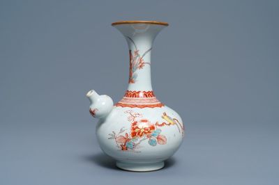 Un kendi en porcelaine de Chine surdécoré aux Pays-Bas dans le style Kakiemon, Qianlong