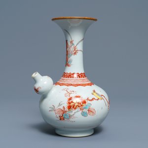 Un kendi en porcelaine de Chine surdécoré aux Pays-Bas dans le style Kakiemon, Qianlong — photo 1
