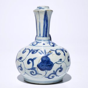 Un kendi et trois plats en porcelaine de Chine bleu et blanc, Ming, Wanli et Kangxi — photo 3