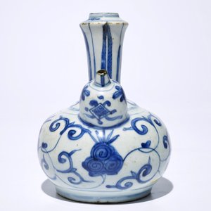 Un kendi et trois plats en porcelaine de Chine bleu et blanc, Ming, Wanli et Kangxi — photo 5