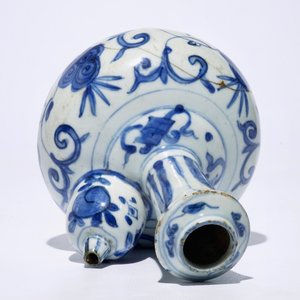 Un kendi et trois plats en porcelaine de Chine bleu et blanc, Ming, Wanli et Kangxi — photo 7