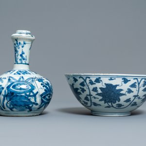 Un kendi et un bol en porcelaine de Chine en bleu et blanc, Ming — photo 6