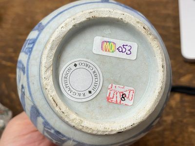 Un kendi et un vase en porcelaine de Chine en bleu et blanc de l'épave 'Hatcher', époque Transition — photo 8