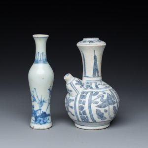 Un kendi et un vase en porcelaine de Chine en bleu et blanc de l'épave 'Hatcher', époque Transition — photo 1