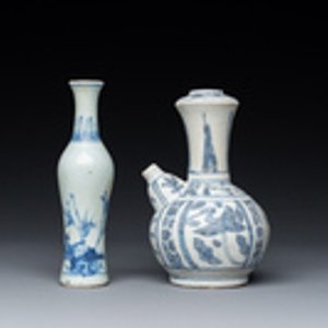 Un kendi et un vase en porcelaine de Chine en bleu et blanc de l'épave 'Hatcher', époque Transition — photo 2