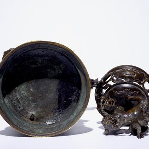 Un koro sur piedouche en bronze et un brûle-parfum figuratif, Japon, Meiji/Taisho, 19/20ème — photo 7